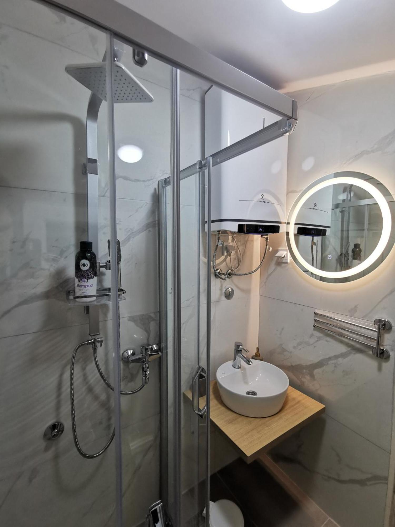 White Apartment Sarajevo - Free Parking エクステリア 写真