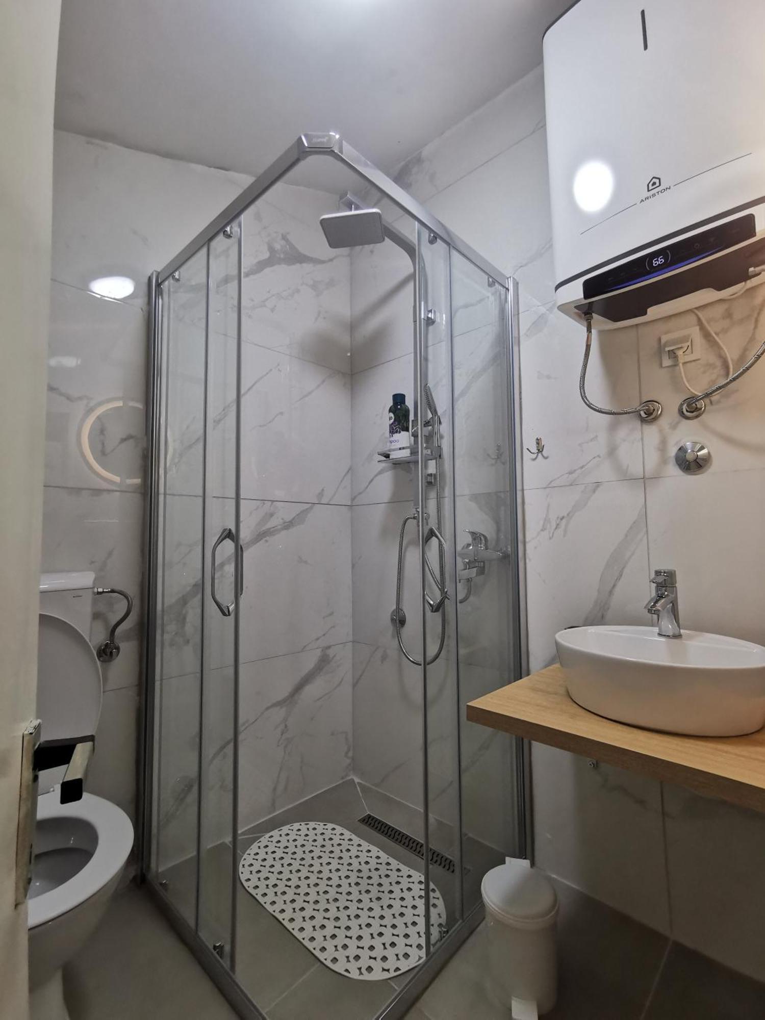 White Apartment Sarajevo - Free Parking エクステリア 写真